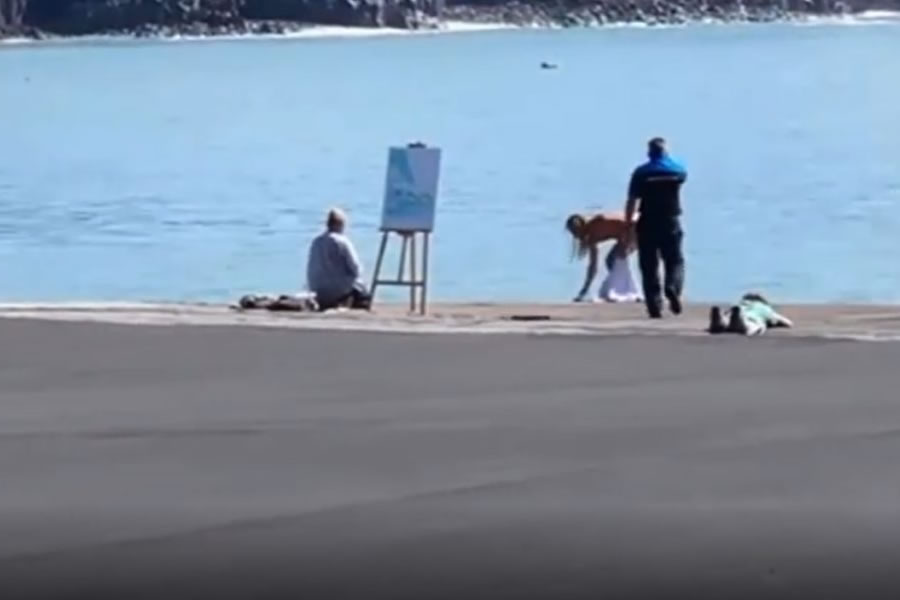 Nude model stopped while posing for a painting in front of the volcano in La Palma