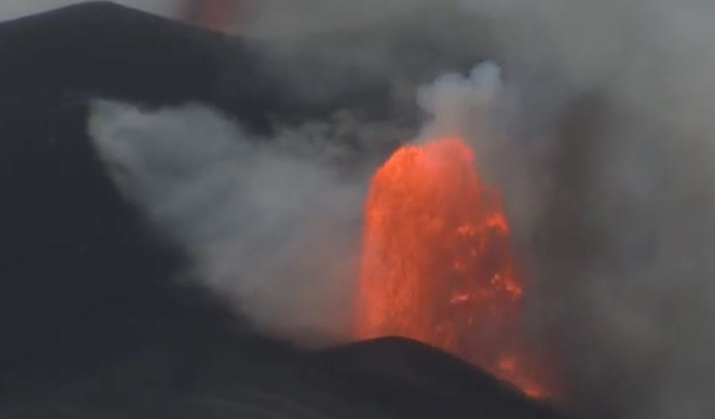 VIDEO: A new 'lava fountain' appears in the La Palma volcano