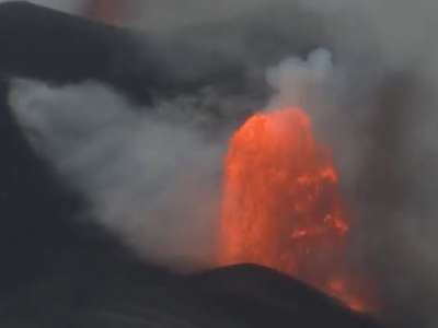 VIDEO: A new 'lava fountain' appears in the La Palma volcano