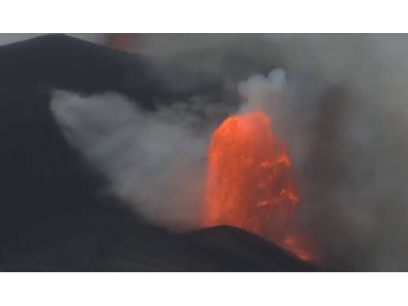 VIDEO: A new 'lava fountain' appears in the La Palma volcano