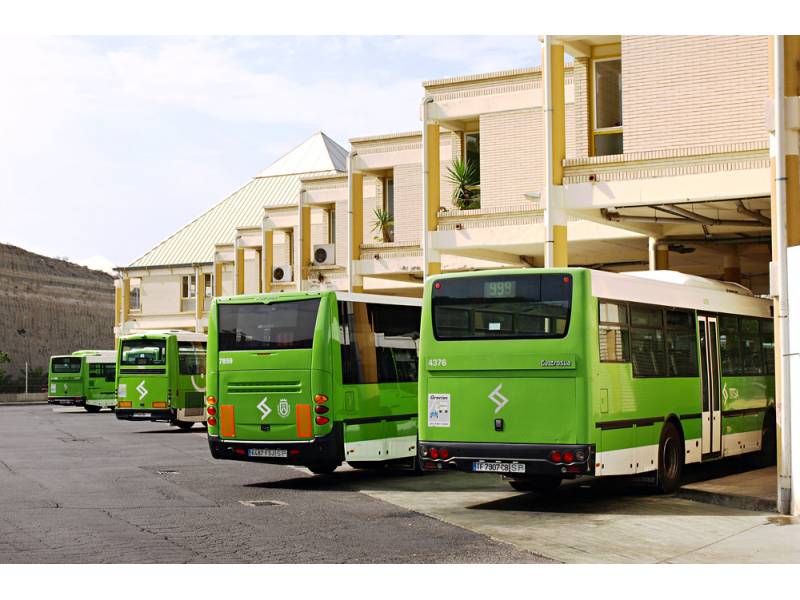 A parked bus crosses a street and runs over a woman in Adeje A parked bus crosses a street and runs over a woman in Adeje