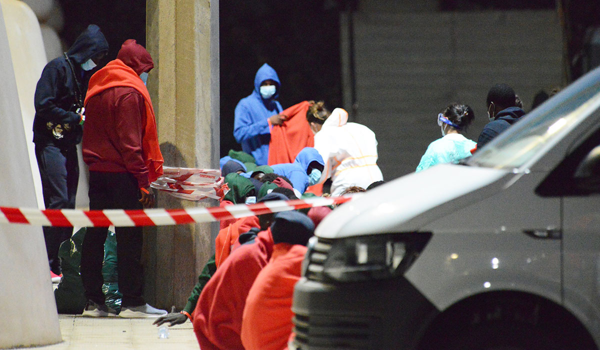 One of the 19 occupants of a cayuco that arrived in La Gomera has died