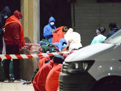 One of the 19 occupants of a cayuco that arrived in La Gomera has died