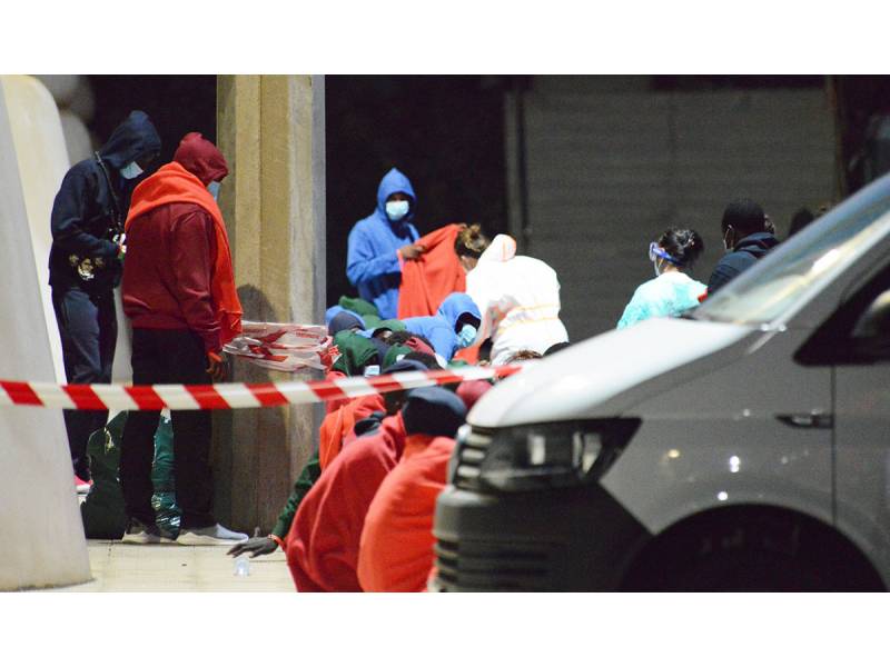 One of the 19 occupants of a cayuco that arrived in La Gomera has died