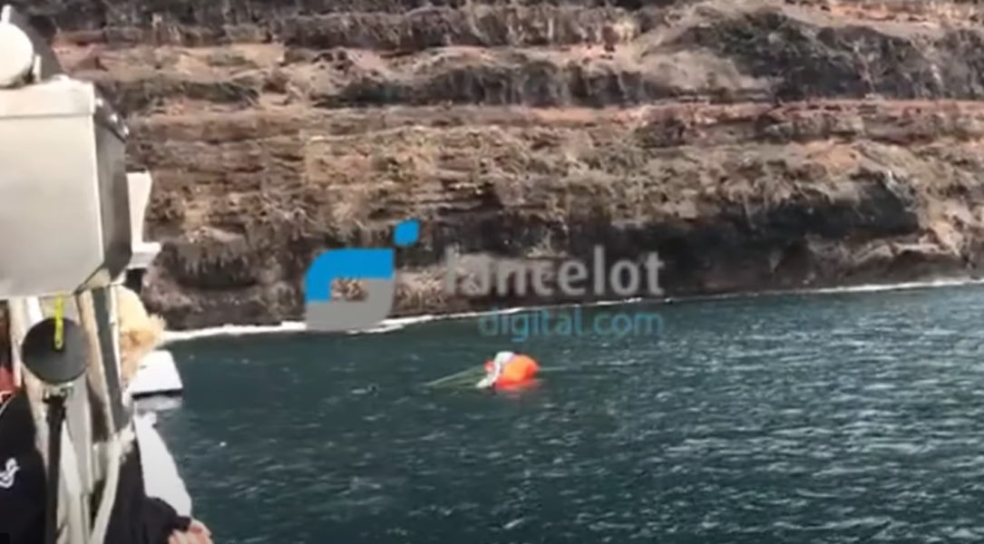 VIDEO: A paraglider lands in the sea and is rescued by a tourist pleasure boat