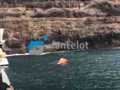 VIDEO: A paraglider lands in the sea and is rescued by a tourist pleasure boat