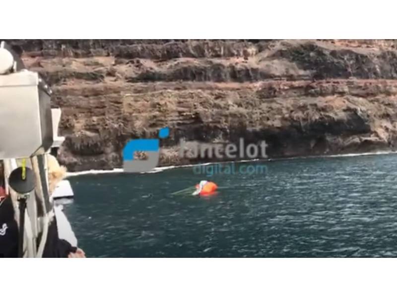 VIDEO: A paraglider lands in the sea and is rescued by a tourist pleasure boat VIDEO: A paraglider lands in the sea and is rescued by a tourist pleasure boat