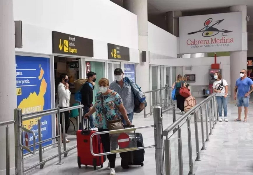 Lanzarote airport has record number of planes and tourists arriving today