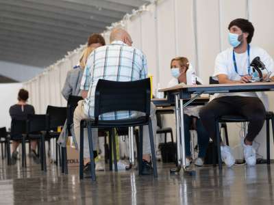 Over 50s can now request an appointment to get a booster vaccine in the canaries