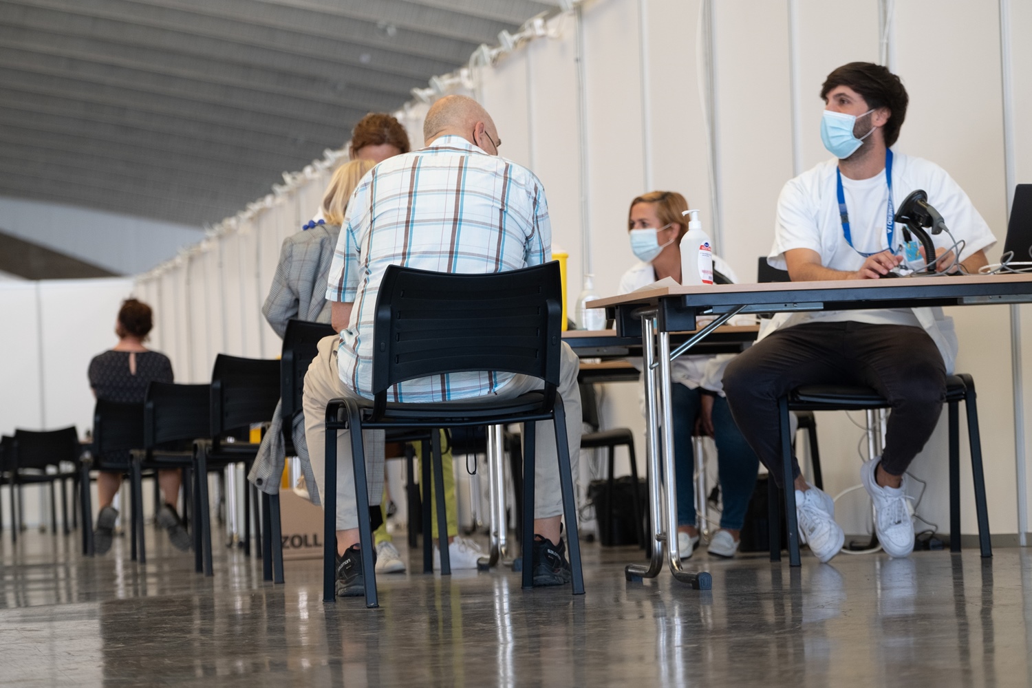 Over 50s can now request an appointment to get a booster vaccine in the canaries