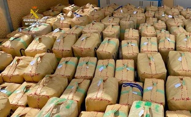 Guardia Civil crack criminal gang bringing in 1,000 kilos of hashish a month to Tenerife