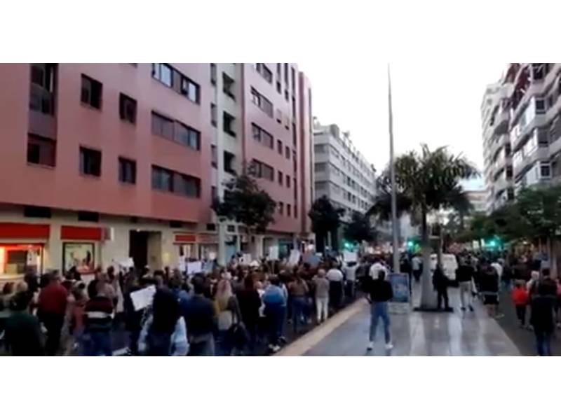 Large anti-vaccine protests in Gran Canaria and Fuerteventura.