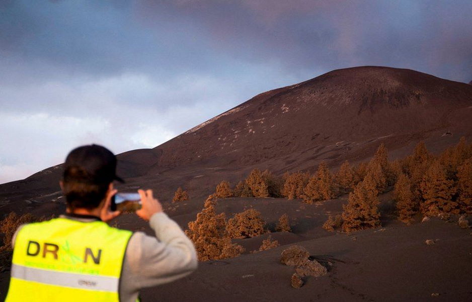 Gases, landslides and high temperatures: the volcanic dangers that persist in La Palma
