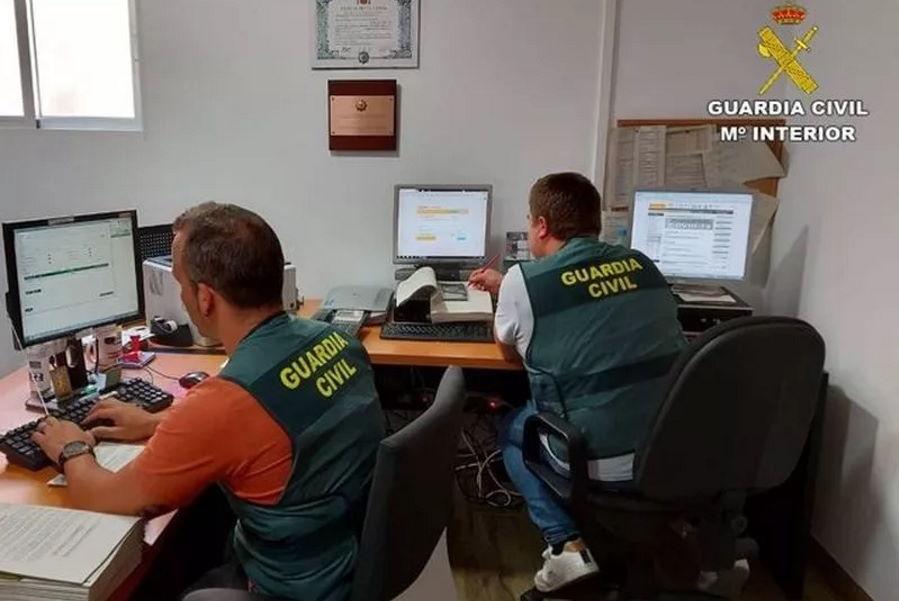 The Guardia Civil warns of online scams when buying second-hand goods 
