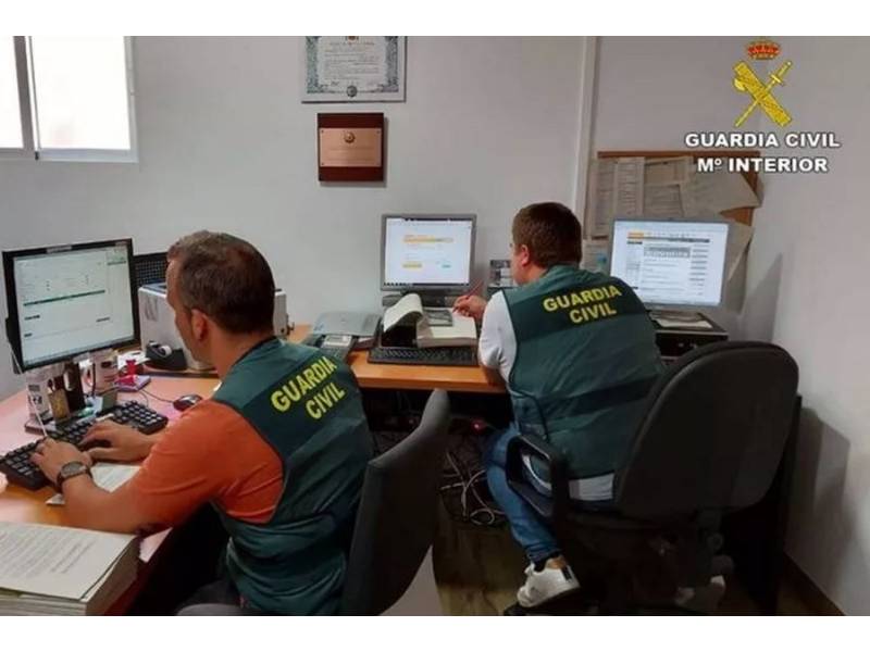 The Guardia Civil warns of online scams when buying second-hand goods 