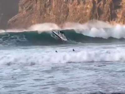 VIDEO: Boat narrowly avoids being tipped over by strong waves in Los Gigantes