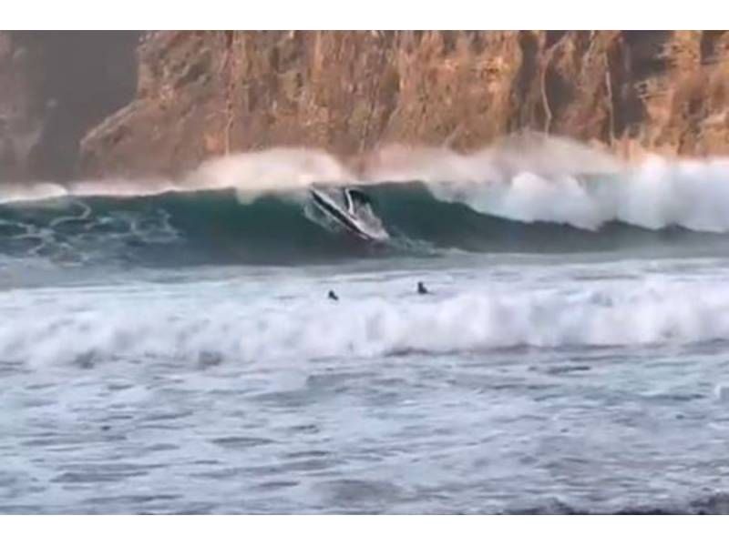 VIDEO: Boat narrowly avoids being tipped over by strong waves in Los Gigantes
