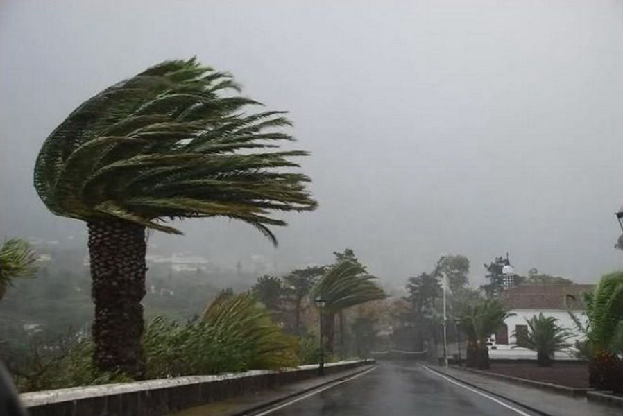 The alert for high winds up to 100km/h is brought forward to tonight
