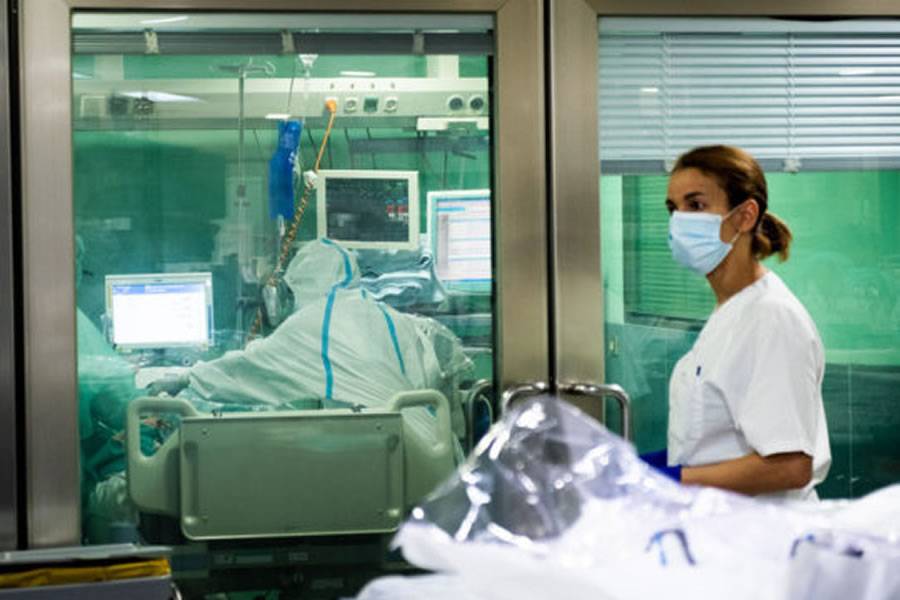Covid update: Incidence rates are falling for the first time since November