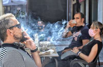 New study shows that smoking on terraces spreads Covid up to 8 metres away