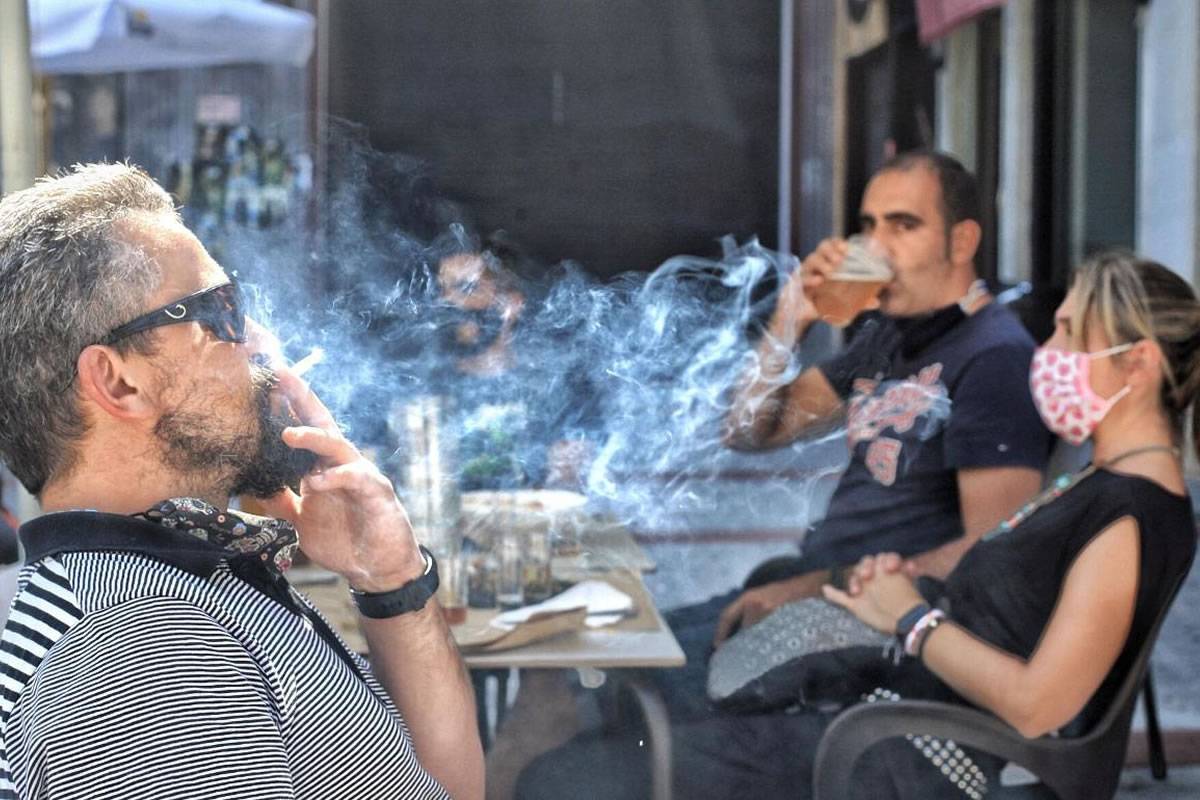New study shows that smoking on terraces spreads Covid up to 8 metres away