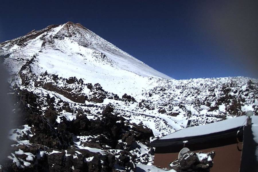 Snow on Teide causes some access roads to be closed with -2.8 degrees last night