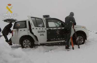 The Guardia Civil are deployed to Teide due to crowds to see the snow