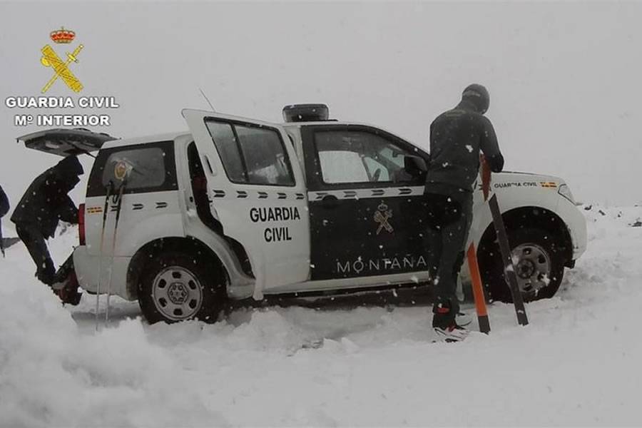 The Guardia Civil are deployed to Teide due to crowds to see the snow