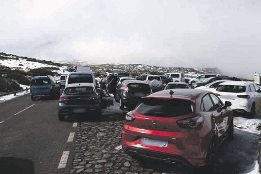 Chaos at Teide as thousands head up to see the snow