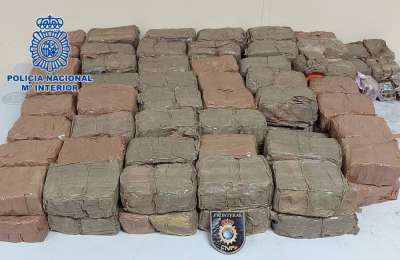 Four people arrested after 48 kilos of drugs found in boot of rent-a-car