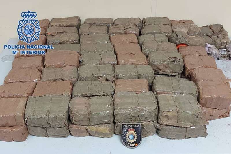 Four people arrested after 48 kilos of drugs found in boot of rent-a-car