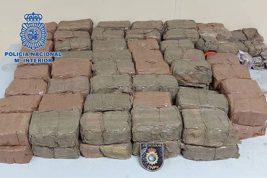 Four people arrested after 48 kilos of drugs found in boot of rent-a-car