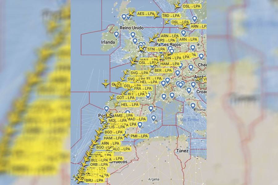 Air traffic controllers share amazing images of planes on their way to the Canaries