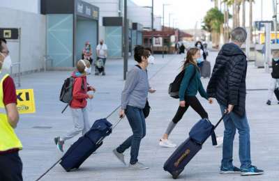OFFICIAL: 12 to 17 year olds can now come on holiday to the Canary Islands