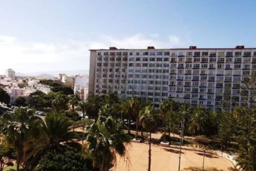 Police negotiator stops a man from attempting suicide in Gran Canaria