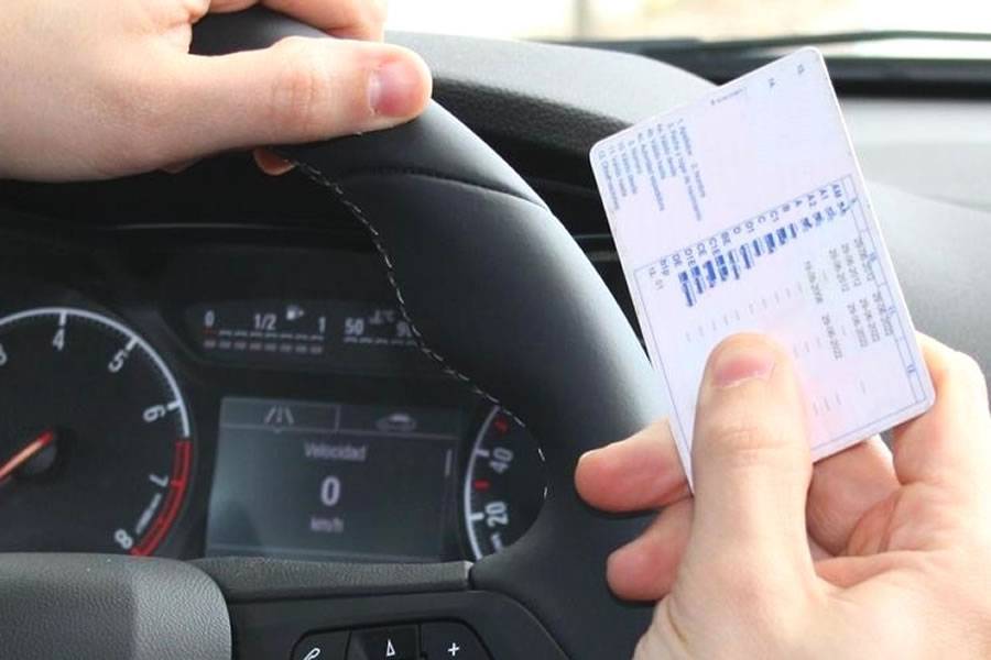 UK driving licence holders now have until April 30th to change their licence