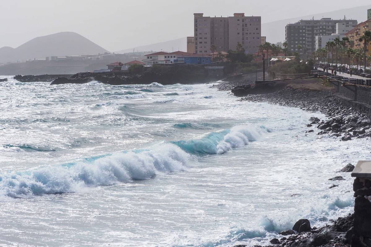 AEMET issues weather warnings for strong winds and forecasts rain all weekend