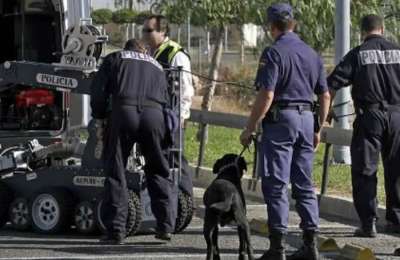 The National Police detonate a suspicious suitcase left in the port of Santa Cruz
