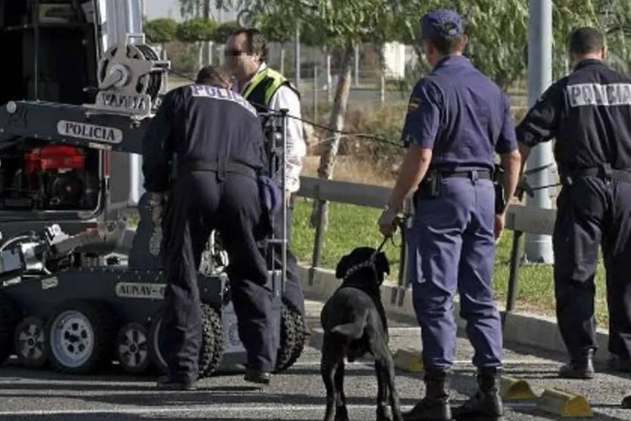 The National Police detonate a suspicious suitcase left in the port of Santa Cruz
