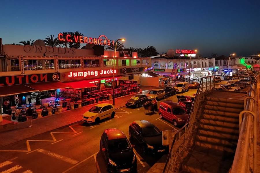 21-year-old man suffers head injury after falling from a bridge in Veronicas