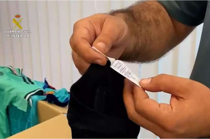 Six arrested for the sale of fake clothes valued at about 100,000 euros