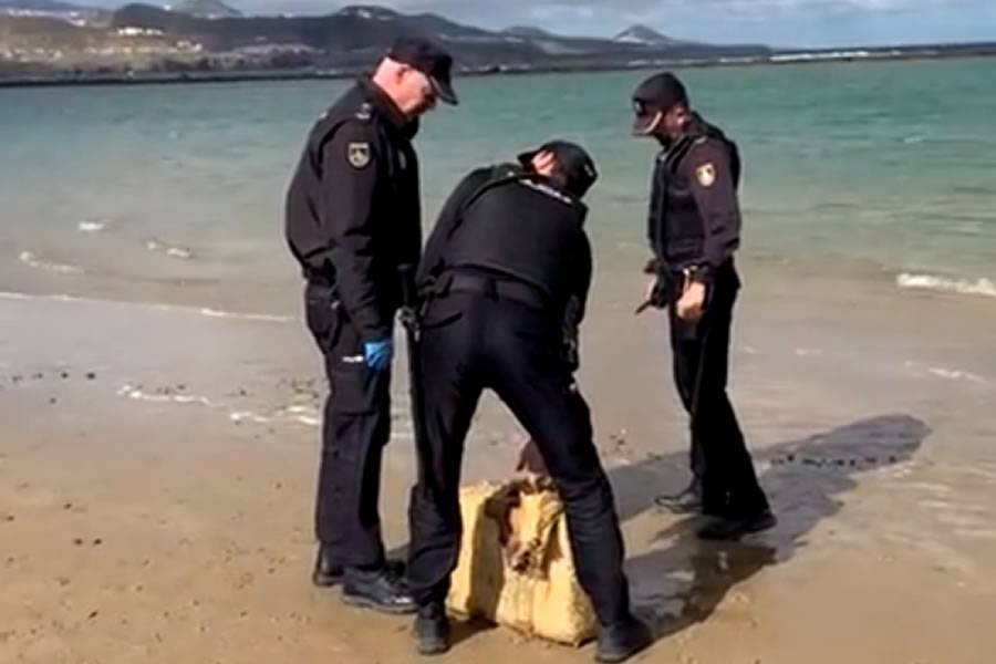 A large bundle of drugs gets washed up on Las Canteras beach