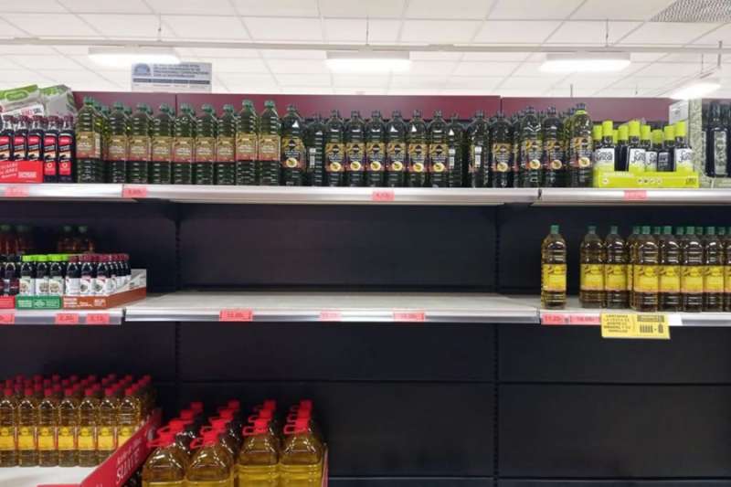 Supermarkets limit the sale of sunflower oil in the Canaries due to the war in Ukraine