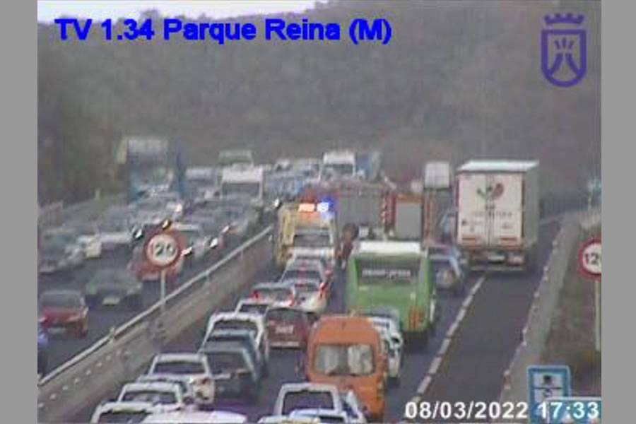 A car on its roof blocks the TF-1 and causes major traffic jams in Tenerife