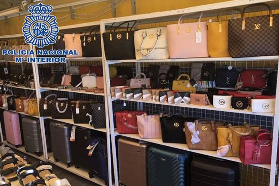 Five arrested for selling fake handbags and fashion accessories in Costa Adeje
