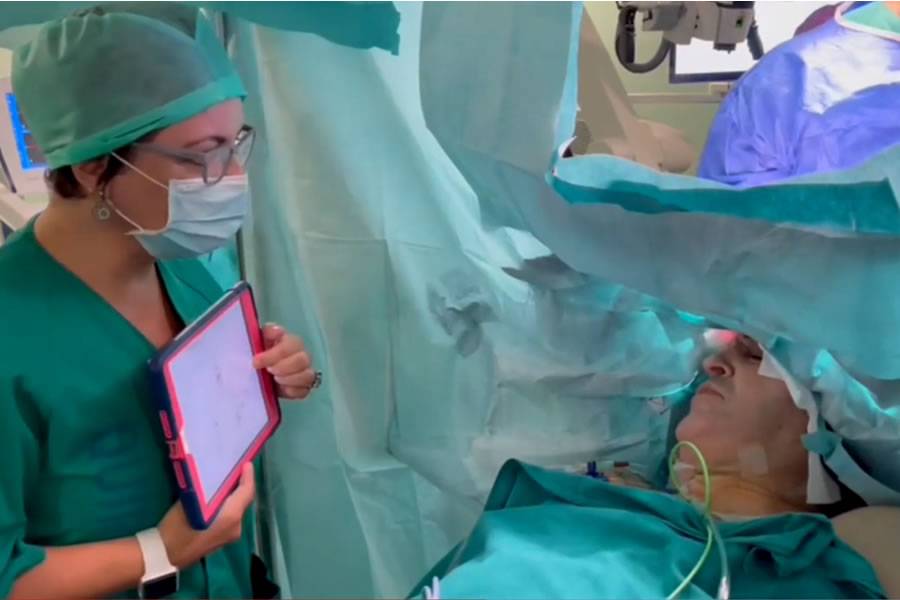 Canary Islands surgeons extract a brain tumour from an awake patient for the first time