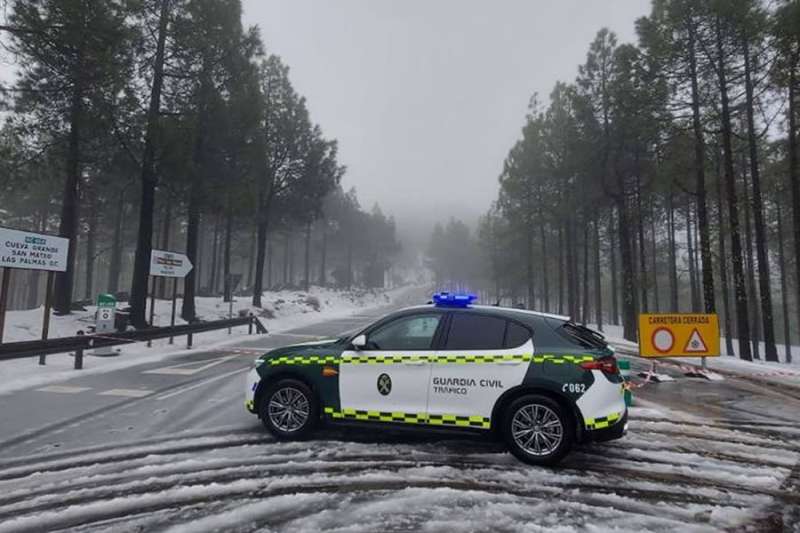 The Guardia Civil closes access to the summit of Gran Canaria due to ice