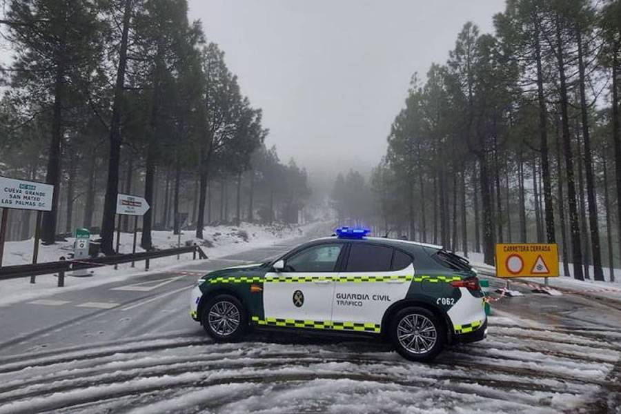 The Guardia Civil closes access to the summit of Gran Canaria due to ice