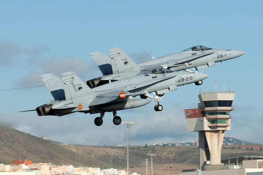 Five fighter jets spotted flying over the Canary Islands 