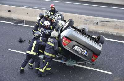 Three injured as car rolls over in an accident on the GC-1 motorway